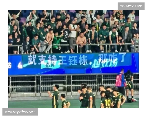 宝宁小将泥地滑跪惊艳全场成焦点 荣登体育画报封面展现无限潜力 宝宁小将泥地滑跪惊艳全场成焦点 荣登体育画报封面展现无限潜力