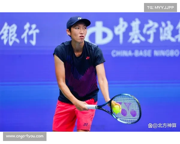 尤晓迪双冠后瘫坐场地,团队递水助其恢复体力 尤晓迪双冠后瘫坐场地,团队递水助其恢复体力